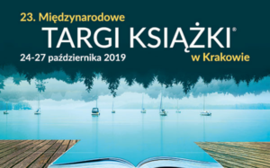 plakat Targów Książki w Krakowie: otwarta książka leżąca na pomoście, zlewająca się z wodą z jeziora/morza