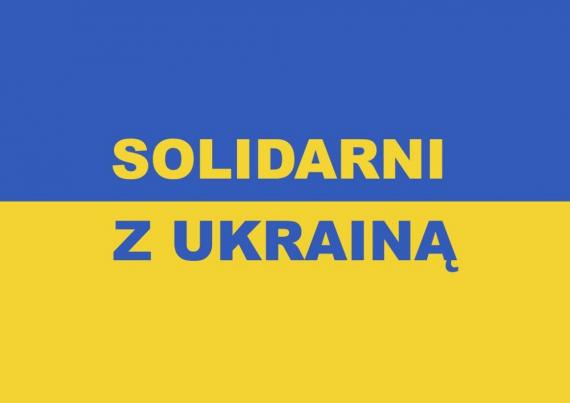 Flaga Ukrainy z napisem "Solidarni z Ukrainą"
